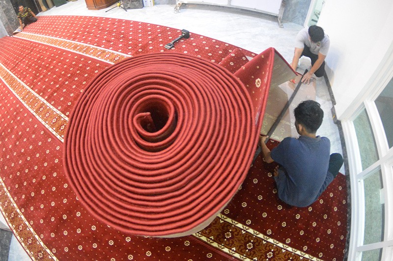 Potret Pergantian Karpet Baru Masjid Sambut Ramadan - Bagian 3