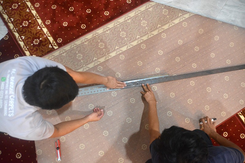 Potret Pergantian Karpet Baru Masjid Sambut Ramadan - Bagian 6