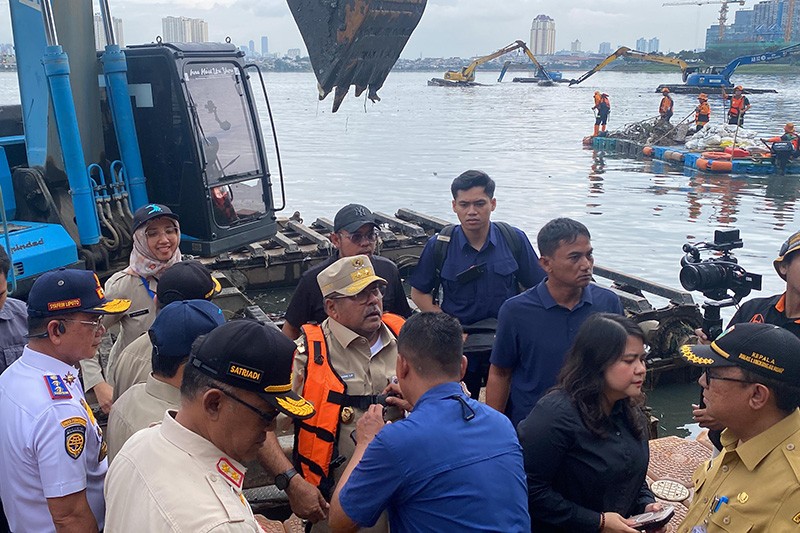 Cegah Banjir, Wagub Rano Karno Kerahkan 1.000 Petugas Keruk 17 Sungai Jakarta - Bagian 2