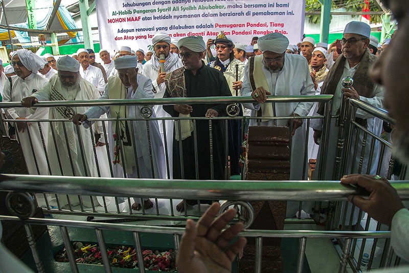 Ribuan Orang Ikuti Puncak Ziarah Kubro Jelang Bulan Ramadan 1446 H - Bagian 6