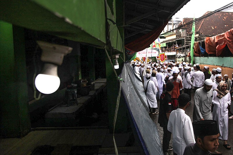 Ribuan Orang Ikuti Puncak Ziarah Kubro Jelang Bulan Ramadan 1446 H - Bagian 3
