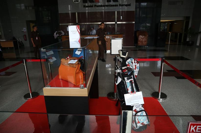 KPK Pamer Barang Rampasan untuk Dilelang, Ada Tas Mewah hingga Stik Golf - Bagian 4