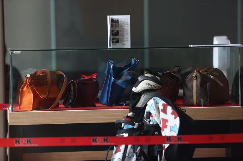 KPK Pamer Barang Rampasan untuk Dilelang, Ada Tas Mewah hingga Stik Golf - Bagian 5