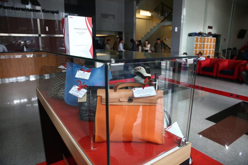 KPK Pamer Barang Rampasan untuk Dilelang, Ada Tas Mewah hingga Stik Golf - Bagian 3