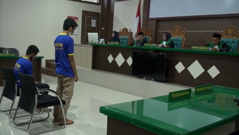 title Pasangan Gay yang Ketangkap Warga Berhubungan Badan di Banda Aceh Divonis 85 Kali Cambuk Pasangan Gay yang Ketangkap Warga Berhubungan Badan di Banda Aceh Divonis 85 Kali Cambuk