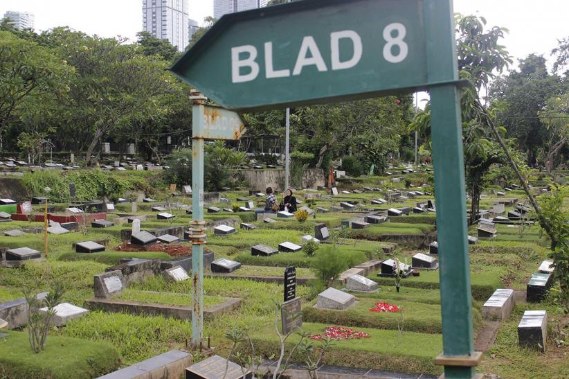 Peziarah Berdatangan ke TPU Karet Bivak - Bagian 7