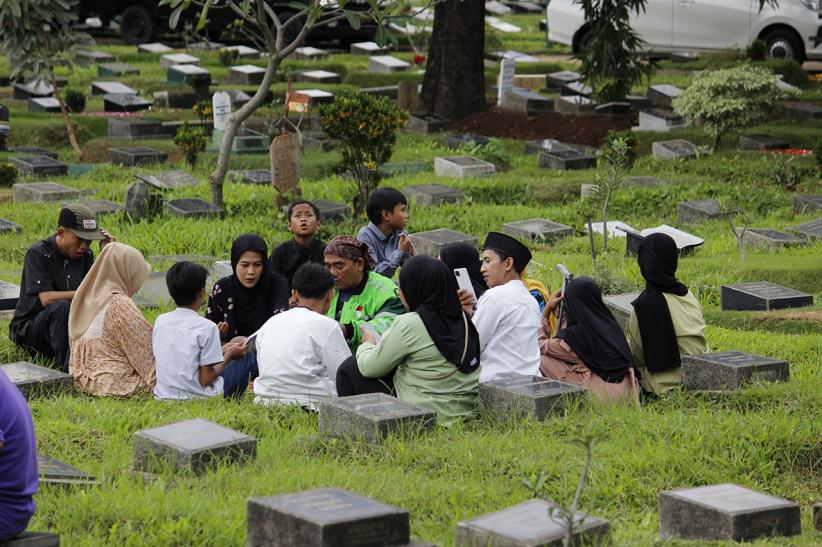 Peziarah Berdatangan ke TPU Karet Bivak - Bagian 5