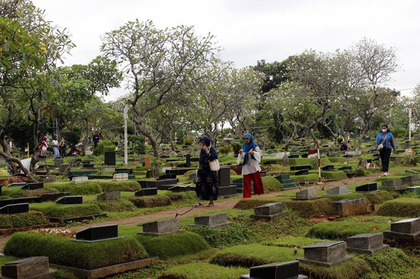 Peziarah Berdatangan ke TPU Karet Bivak - Bagian 6