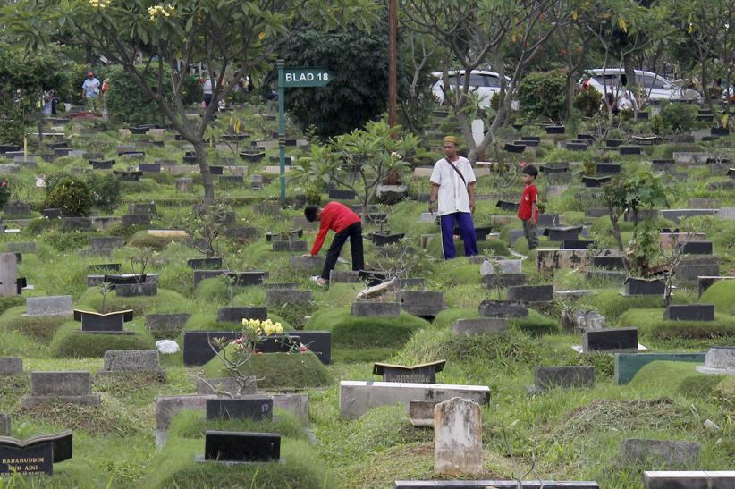 Peziarah Berdatangan ke TPU Karet Bivak - Bagian 4