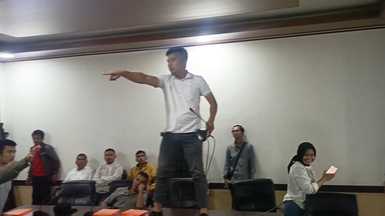 Rapat Dengar Pendapat DPRD Bengkulu Utara Ricuh, Pukulan Meja Jadi Sorotan