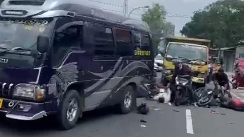 title Kecelakaan Beruntun di Bangkalan, Truk Tabrak Minibus dan 2 Motor Kecelakaan Beruntun di Bangkalan, Truk Tabrak Minibus dan 2 Motor