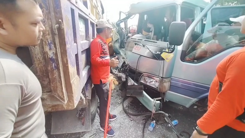 Kecelakaan di Nganjuk, Isuzu Elf Ringsek Tabrak Truk