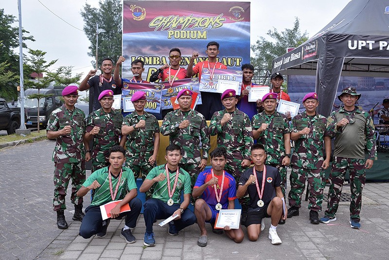 Prajurit Korps Marinir Lomba Renang 10 Km Melintasi Derasnya Arus Selat Madura - Bagian 7