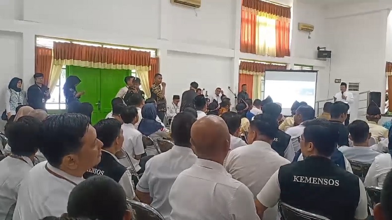 title Staf Salah Tampilkan Data saat Mensos Pemaparan di Palembang, Suasana Mendadak Tegang Staf Salah Tampilkan Data saat Mensos Pemaparan di Palembang, Suasana Mendadak Tegang