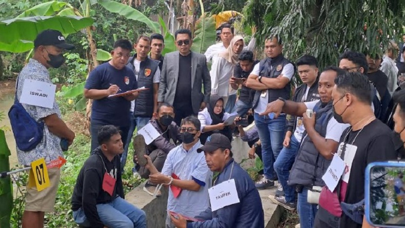 title Rekonstruksi Penganiayaan Darso, Tangan AKP Hariyadi Diborgol Tali Plastik Rekonstruksi Penganiayaan Darso, Tangan AKP Hariyadi Diborgol Tali Plastik