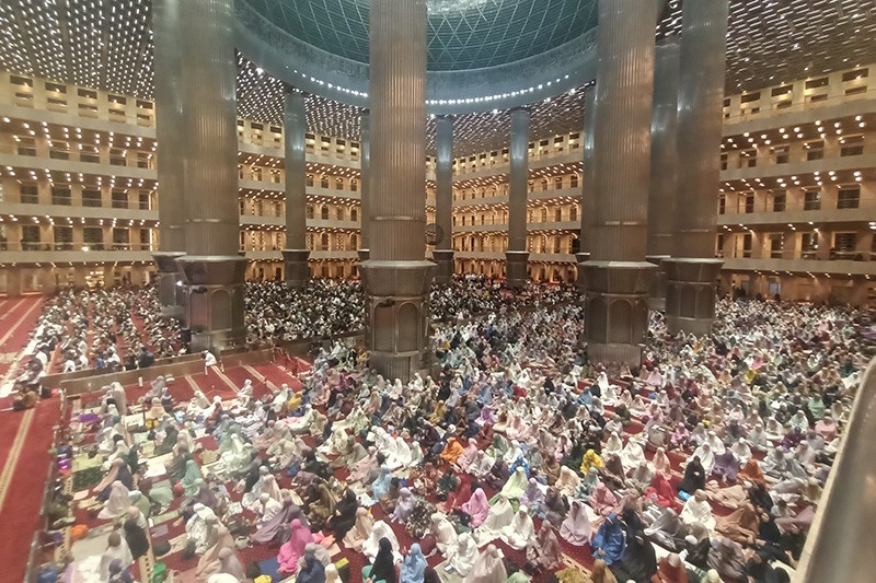 Suasana Sholat Tarawih Pertama Bulan Ramadhan 1446 H di Masjid Istiqlal