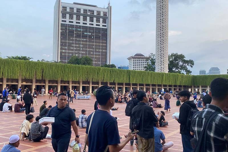 Ribuan Warga Berdatangan ke Masjid Istiqlal untuk Berbuka Puasa - Bagian 3