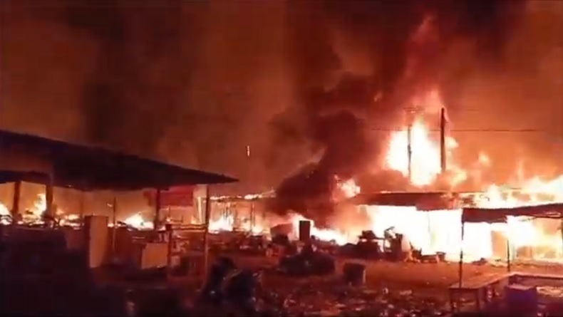 title Kebakaran Hebat di Halmahera Selatan, Belasan Toko dan Warung Hangus Kebakaran Hebat di Halmahera Selatan, Belasan Toko dan Warung Hangus