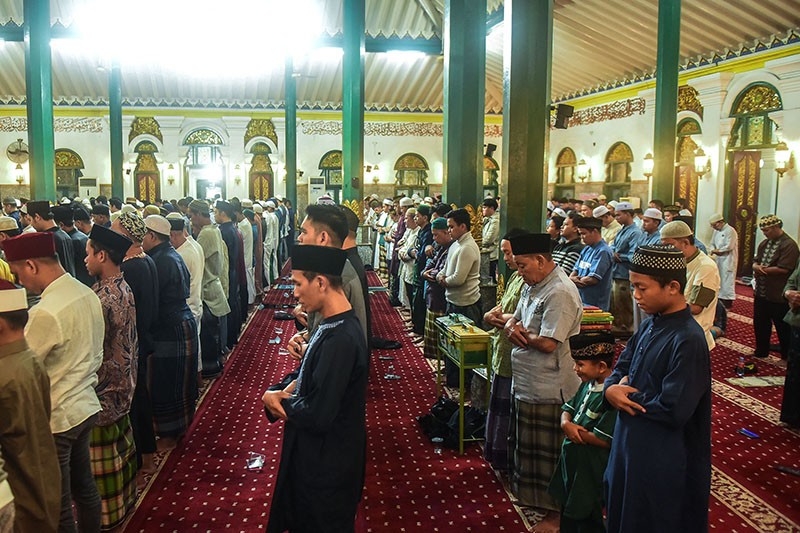 Umat Muslim Kota Palembang Khusyuk Sholat Tarawih Perdana Ramadhan 1446 H - Bagian 4