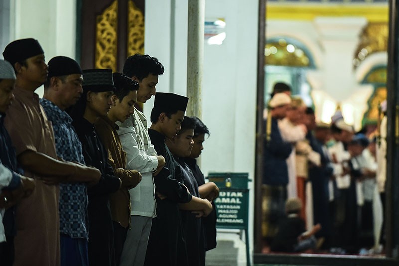 Umat Muslim Kota Palembang Khusyuk Sholat Tarawih Perdana Ramadhan 1446 H - Bagian 3