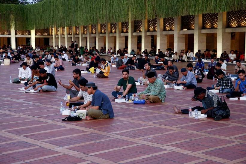 Potret Keakraban Ribuan Umat Muslim saat Buka Puasa Bersama  - Bagian 4