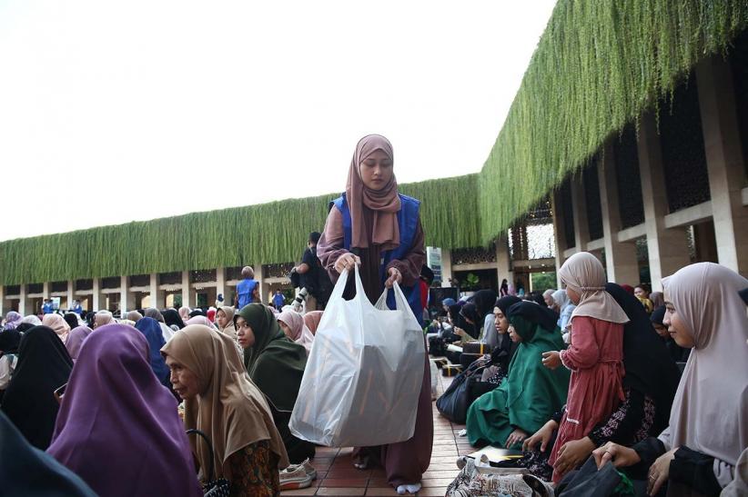 Potret Keakraban Ribuan Umat Muslim saat Buka Puasa Bersama  - Bagian 5