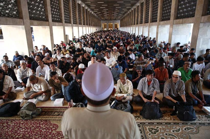 Potret Keakraban Ribuan Umat Muslim saat Buka Puasa Bersama  - Bagian 2