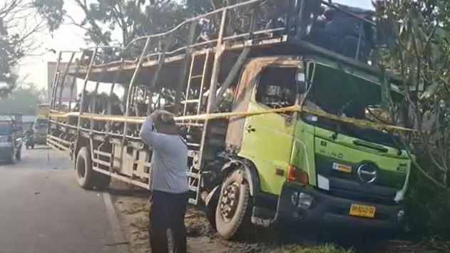 title Truk Angkut 46 Motor Terbakar di Jalinsum Labuhanbatu Selatan, Kerugian Rp2 Miliar Truk Angkut 46 Motor Terbakar di Jalinsum Labuhanbatu Selatan, Kerugian Rp2 Miliar