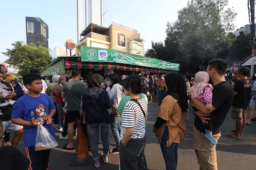 Berburu Takjil, Warga Membeludak di Pasar Ramadhan Benhil - Bagian 2