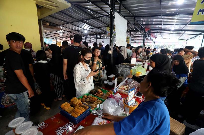 Berburu Takjil, Warga Membeludak di Pasar Ramadhan Benhil - Bagian 6