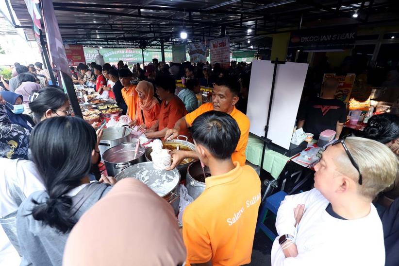 Berburu Takjil, Warga Membeludak di Pasar Ramadhan Benhil - Bagian 5