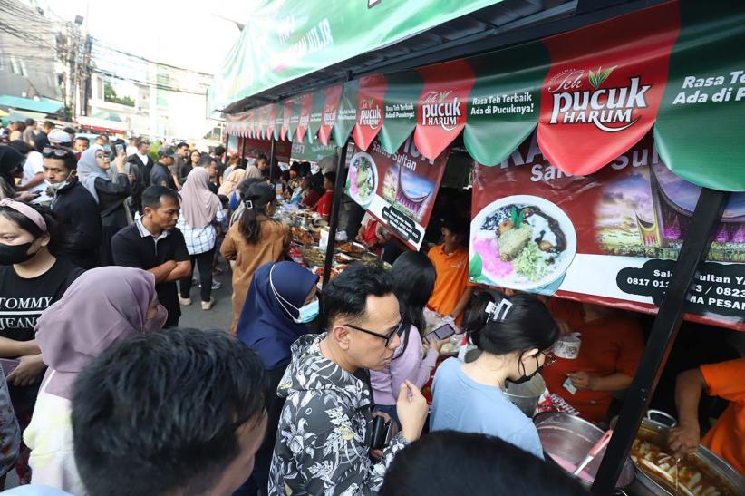Berburu Takjil, Warga Membeludak di Pasar Ramadhan Benhil - Bagian 4