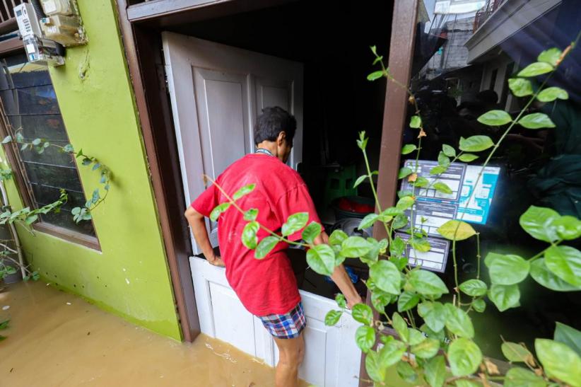 Potret Permukiman Warga Kebon Pala Masih Terendam Banjir Setinggi 2 Meter - Bagian 5