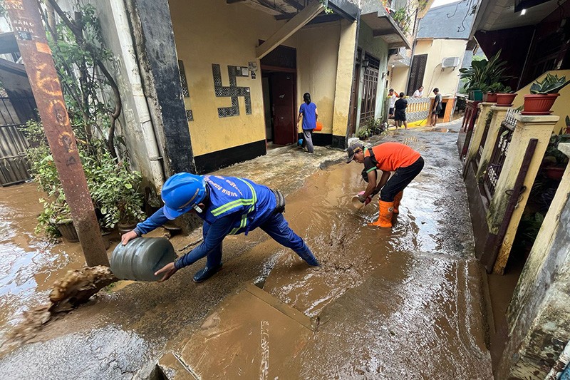Warga Pasar Rebo Berjibaku Bersihkan Lumpur Sisa Banjir - Bagian 4