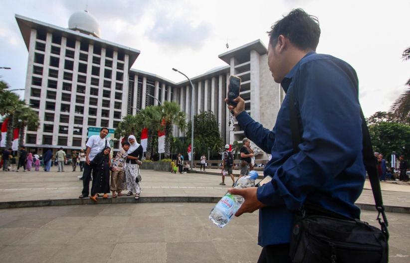 Suasana Ribuan Orang Berbuka Puasa pada Hari Kedua Ramadan di Masjid Istiqlal - Bagian 6