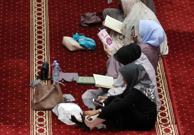 Suasana Ribuan Orang Berbuka Puasa pada Hari Kedua Ramadan di Masjid Istiqlal - Bagian 3