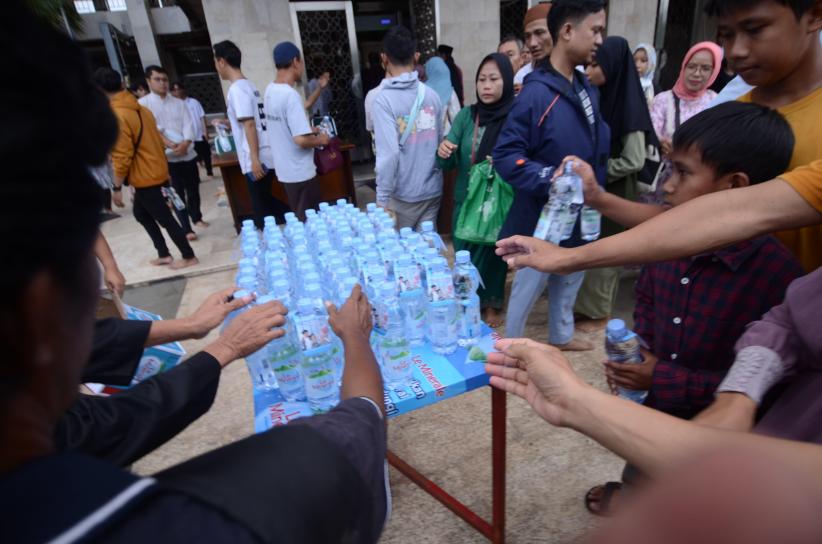 Suasana Ribuan Orang Berbuka Puasa pada Hari Kedua Ramadan di Masjid Istiqlal - Bagian 2