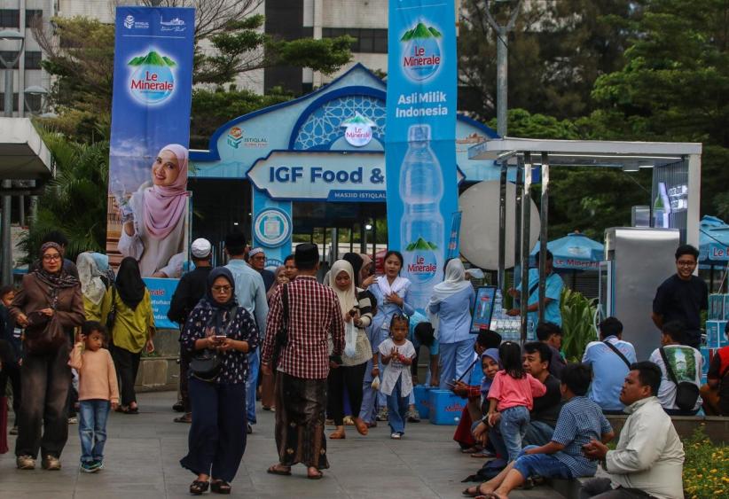 Suasana Ribuan Orang Berbuka Puasa pada Hari Kedua Ramadan di Masjid Istiqlal - Bagian 7