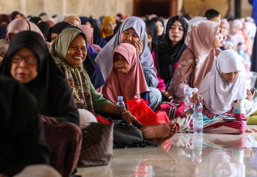 Suasana Ribuan Orang Berbuka Puasa pada Hari Kedua Ramadan di Masjid Istiqlal - Bagian 5