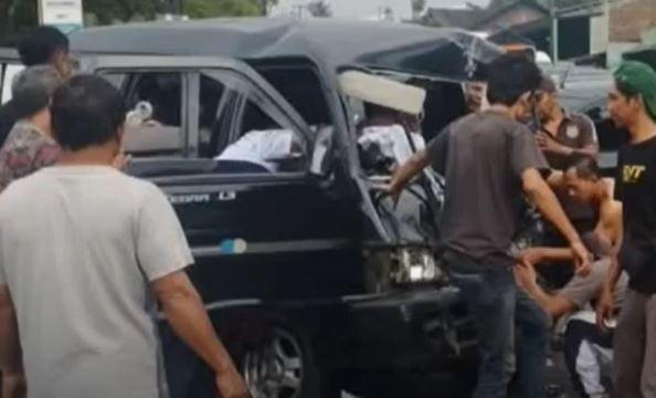 Truk Boks Tabrak Daihatsu Zebra hingga Ringsek di Semarang, 1 Orang Luka-Luka