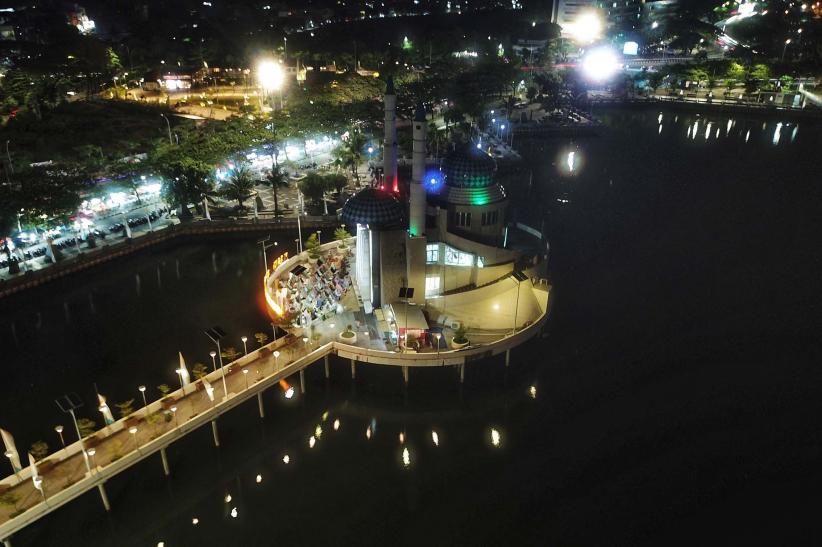 Masjid Terapung Amirul Mukminin Makassar Dipadati Jemaah Salat Tarawih - Bagian 2