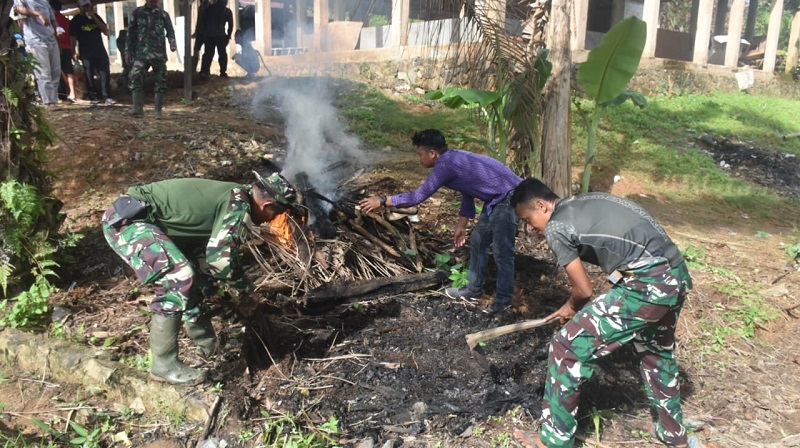 Satgas TMMD ke-123 Kotabaru Gotong Royong bersama Warga Bersihkan Lingkungan Masjid