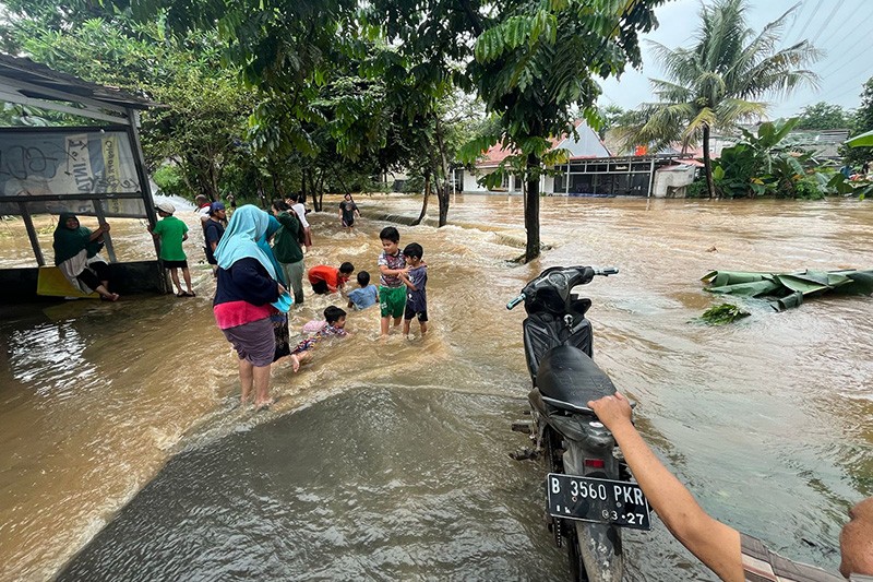 Akses Putus akibat Banjir Luapan Kali Pesanggrahan - Bagian 6