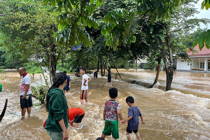 Akses Putus akibat Banjir Luapan Kali Pesanggrahan - Bagian 4