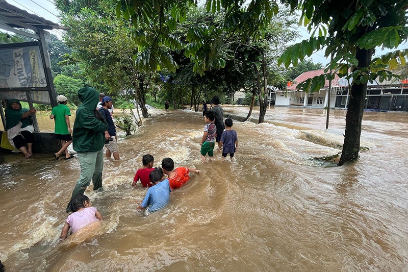 Akses Putus akibat Banjir Luapan Kali Pesanggrahan - Bagian 3
