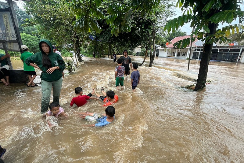 Akses Putus akibat Banjir Luapan Kali Pesanggrahan - Bagian 2