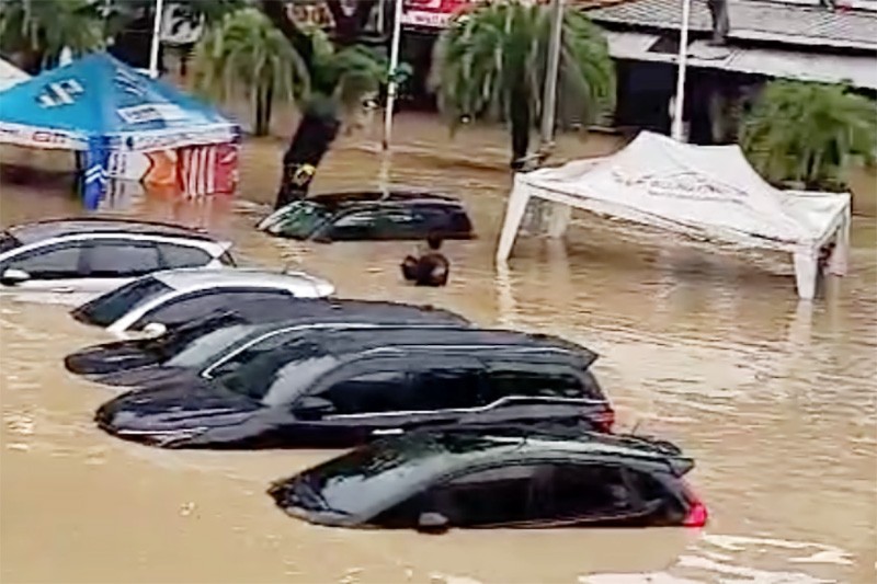 Penampakan Puluhan Mobil Parkir Terendam Banjir di Ruko Grand Galaxy City Bekasi - Bagian 1