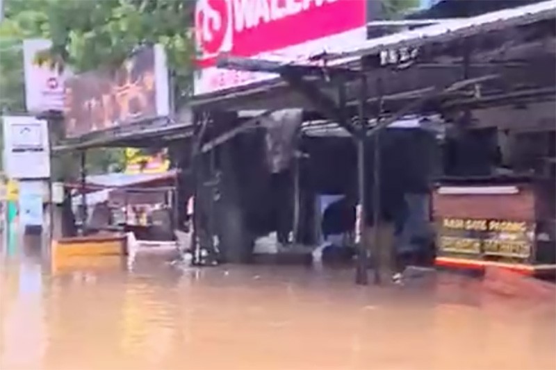Penampakan Puluhan Mobil Parkir Terendam Banjir di Ruko Grand Galaxy City Bekasi - Bagian 3