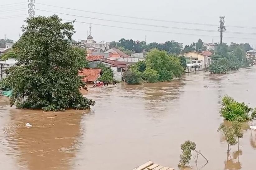 Banjir Parah Terjang Jakarta, Air Naik Setinggi Atap Rumah - Bagian 2