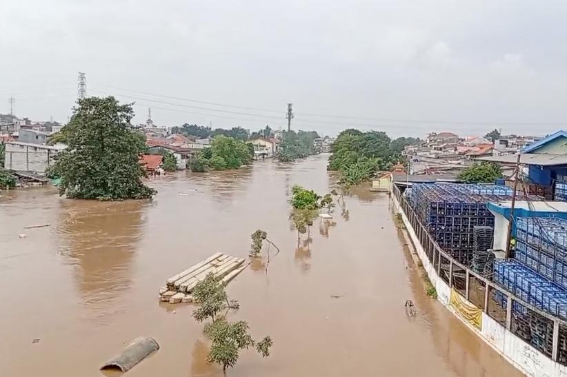 Banjir Parah Terjang Jakarta, Air Naik Setinggi Atap Rumah - Bagian 3